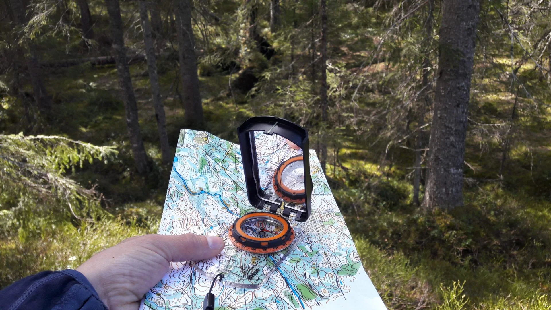 Illustrasjonsbilde kart & kompass