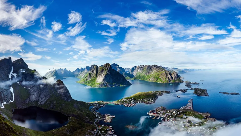 Dronebilde-av-lofoten-for-artikkel-om-toppturer