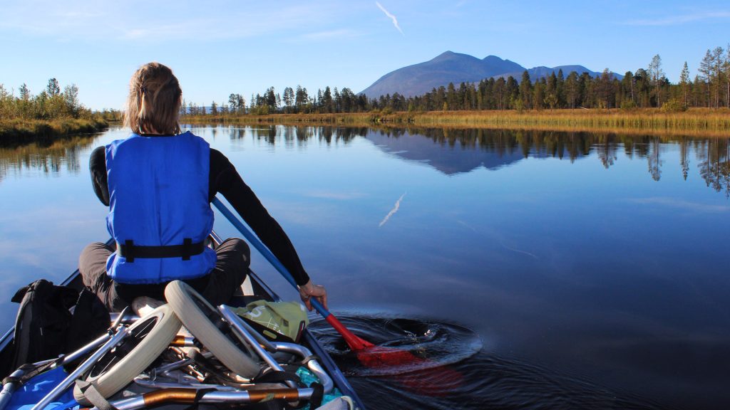 Kanotur-på-vannet-med-Femund-Canoe-camp