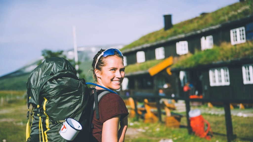 Jente-på-turutstyr-i-fjellheimen